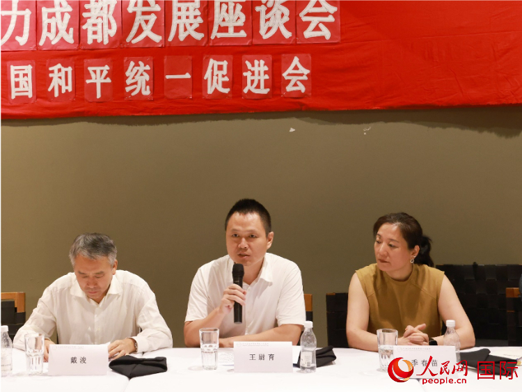 中國駐里約總領館副總領事王尉育（中）在座談會中致辭。人民網記者 陳海琪攝