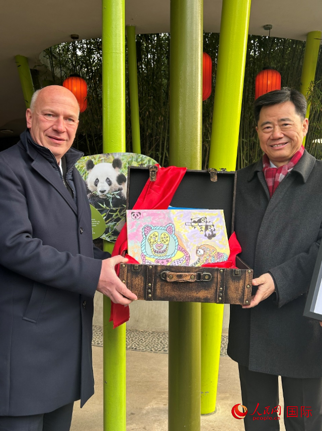 吳墾大使和韋格納市長(zhǎng)手捧德國(guó)兒童為“夢(mèng)想”“夢(mèng)圓”準(zhǔn)備的手繪“送別大禮包”。人民網(wǎng)記者 徐馨攝