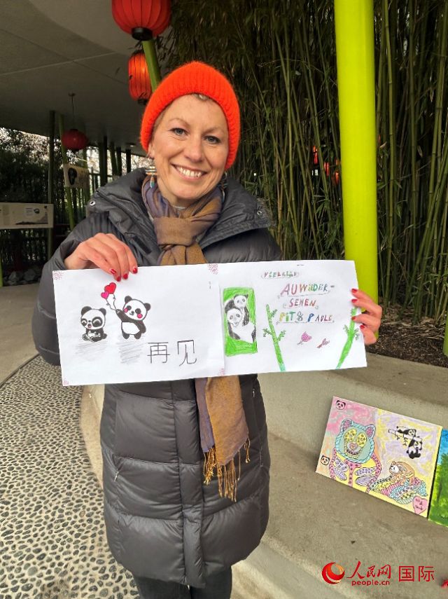 桑德拉和德國(guó)小朋友們的作品。右圖寫(xiě)著“祝福好運(yùn)，再見(jiàn) Pit和Paule（“夢(mèng)想”“夢(mèng)圓”的德語(yǔ)名字）”。人民網(wǎng)記者 徐馨攝