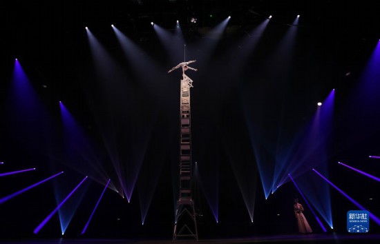 12月8日，演員在法國巴黎舉行的中國雜技“奇妙之夜”演出上表演《高椅》。新華社記者 高靜 攝