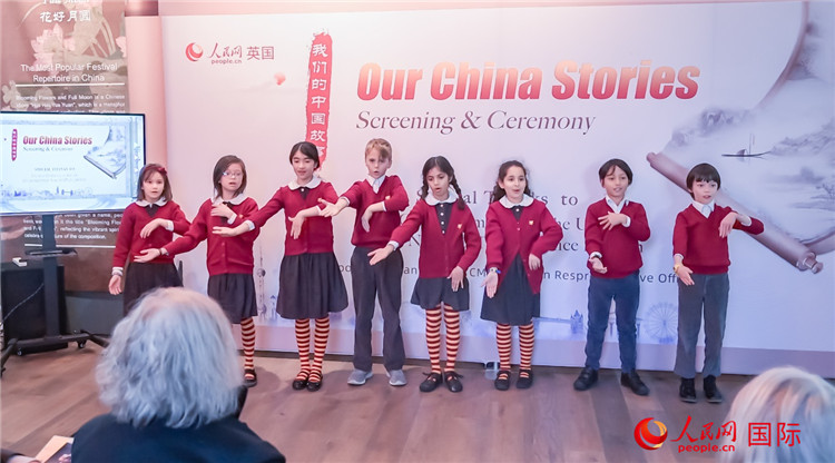 肯辛頓韋德預(yù)備學(xué)校小學(xué)生表演。人民網(wǎng) 郭錦標(biāo)攝
