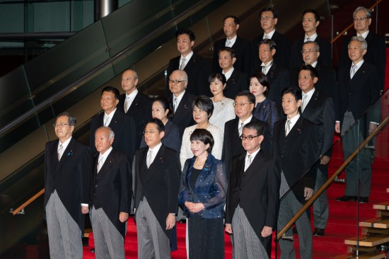 9月13日，日本首相岸田文雄（前排中）在東京的首相官邸率閣僚合影。新華社記者張笑宇攝