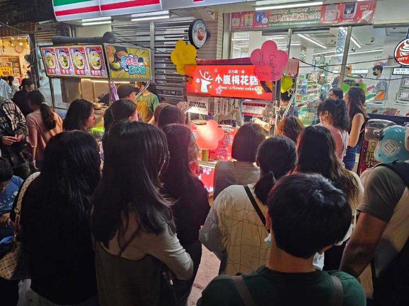 梅花糕攤前被民眾團團包圍。圖片來源：臺灣“中時新聞網(wǎng)”游定剛攝