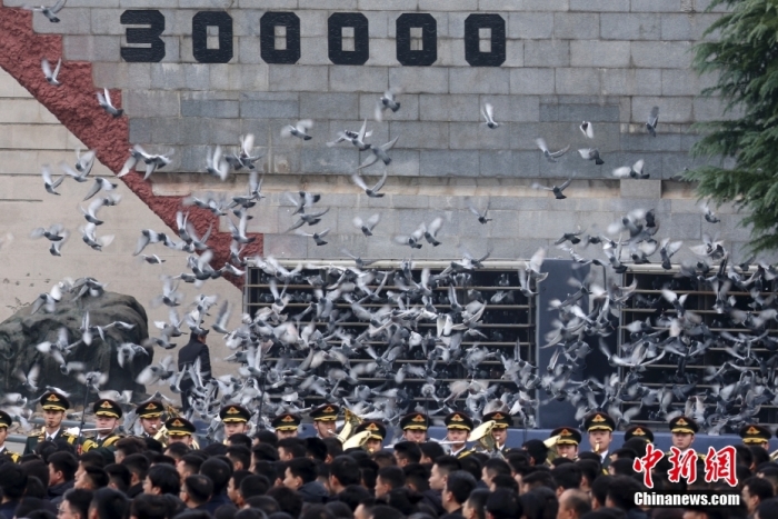 12月13日是第十個(gè)南京大屠殺死難者國(guó)家公祭日。當(dāng)天上午，南京大屠殺死難者國(guó)家公祭儀式在侵華日軍南京大屠殺遇難同胞紀(jì)念館舉行。圖為國(guó)家公祭儀式現(xiàn)場(chǎng)。<a target='_blank' href='/'><p  align=
