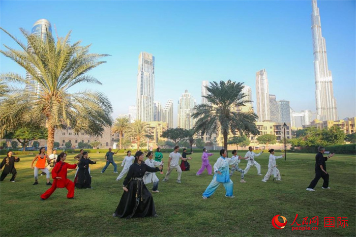迪拜民眾在練習(xí)太極拳。人民網(wǎng) 塔里克·易卜拉欣攝