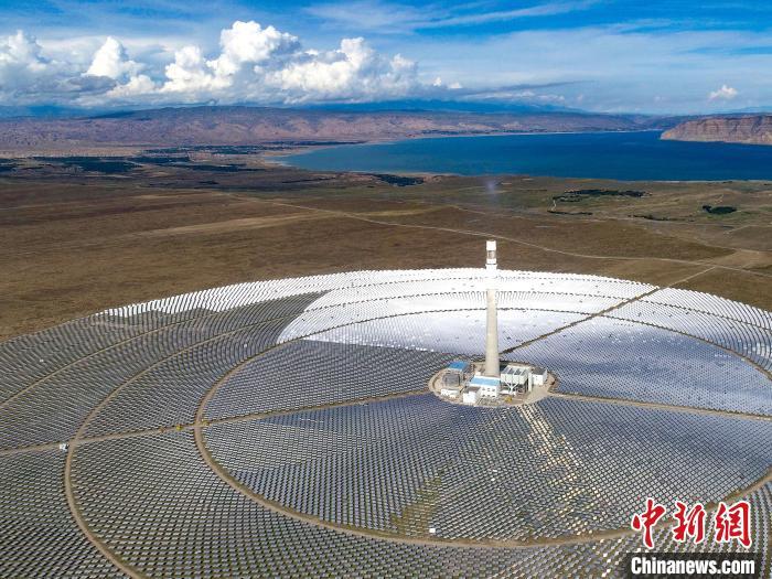 資料圖：光伏發(fā)電園區(qū)一隅。張進剛 攝