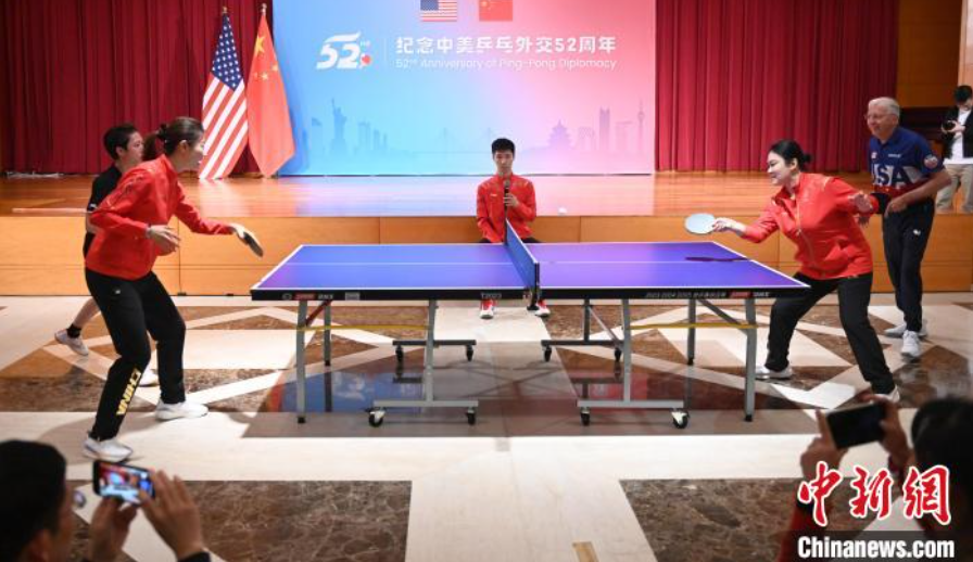 當(dāng)?shù)貢r(shí)間12月13日，中國駐美使館在華盛頓舉辦慶?；顒?dòng)紀(jì)念中美乒乓外交52周年。圖為丁寧、劉偉、戴爾等中美運(yùn)動(dòng)員上演混雙表演賽。中新社記者 陳孟統(tǒng) 攝