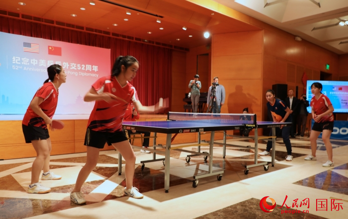 來自北京大學(xué)、美國弗吉尼亞大學(xué)的中美青年乒乓球運動員進(jìn)行表演賽。人民網(wǎng)記者 李志偉攝