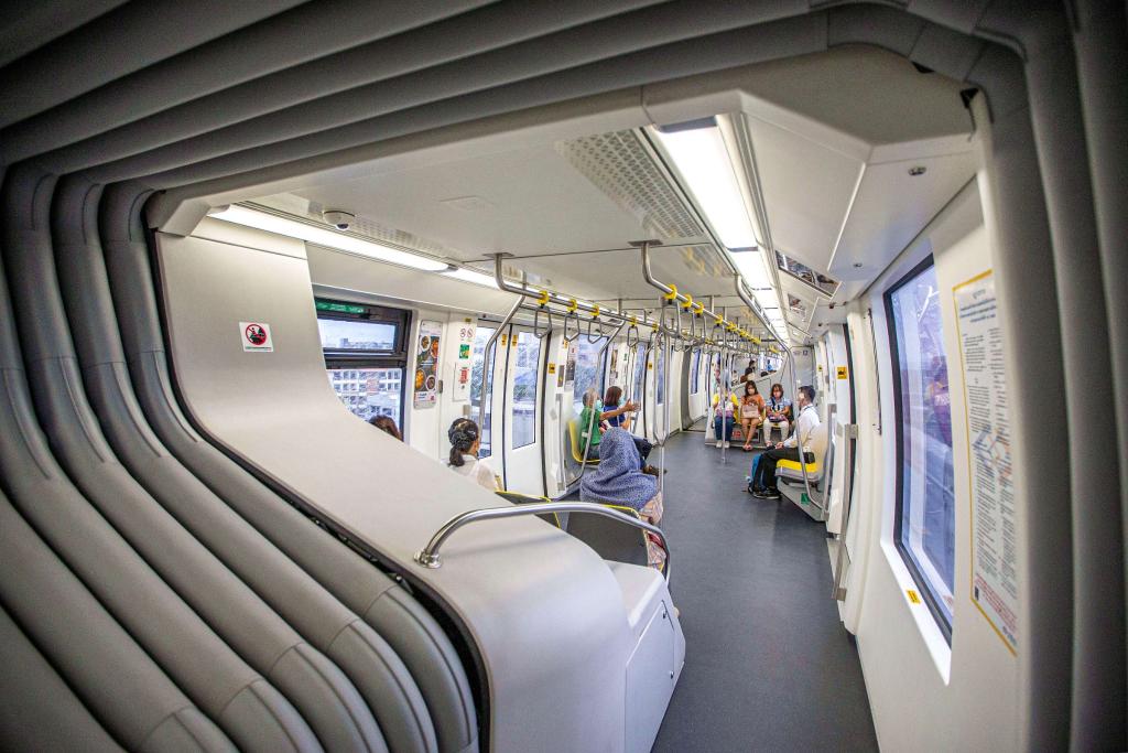 9月14日，乘客在泰國曼谷搭乘“黃線”列車。泰國曼谷是世界著名旅游目的地之一，當(dāng)?shù)厝税堰@座城市的高架軌道交通系統(tǒng)稱為“曼谷天鐵”。2023年下半年，由位于安徽蕪湖的中車浦鎮(zhèn)阿爾斯通運(yùn)輸系統(tǒng)公司生產(chǎn)并提供的單軌道列車“天鐵黃線”在曼谷正式運(yùn)營，11月同樣由該公司生產(chǎn)并提供列車的“天鐵粉線”也在曼谷開始試運(yùn)行?！爸袊窃臁睆闹袊徍淼教﹪?，讓曼谷近郊與市中心的連接更為緊密，豐富城市面貌的同時(shí)，也為當(dāng)?shù)匕l(fā)展注入新活力。（新華社記者王騰攝）