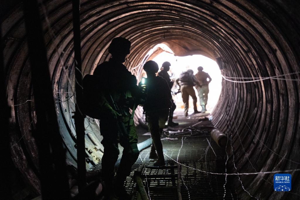 這張以色列國(guó)防軍12月17日發(fā)布的照片顯示，以軍地面部隊(duì)在加沙地帶發(fā)現(xiàn)一處大型地下隧道。新華社發(fā)