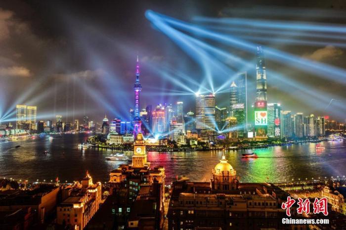 資料圖：上海外灘國慶燈光秀流光溢彩。 黃偉國 攝