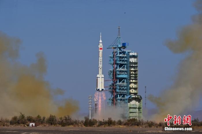 資料圖：北京時(shí)間2023年10月26日11時(shí)14分，搭載神舟十七號(hào)載人飛船的長征二號(hào)F遙十七運(yùn)載火箭在酒泉衛(wèi)星發(fā)射中心點(diǎn)火發(fā)射。汪江波 攝