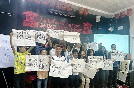 學(xué)著用中文書寫自己姓名的埃及兒童們。埃及希克邁特文化集團(tuán)供圖