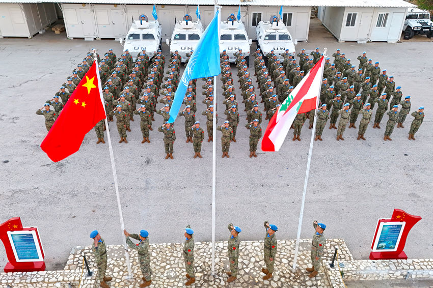 1月1日，中國第22批赴黎巴嫩維和官兵們舉行升旗儀式。胡光明攝