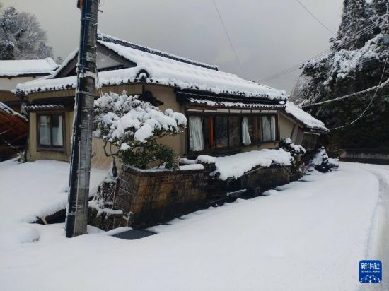 這是1月8日拍攝的日本能登半島地震災(zāi)區(qū)珠洲市的街景。