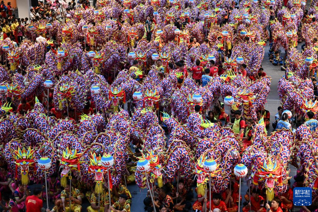 1月7日，演員們?cè)隈R來(lái)西亞雪蘭莪州巴生的一家購(gòu)物中心進(jìn)行舞龍表演。新華社記者 程一恒 攝
