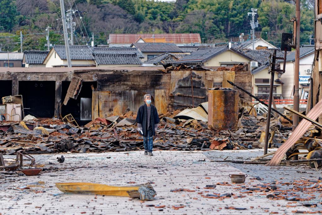 1月4日，一名市民查看日本石川縣輪島市“輪島早市”廢墟。新華社記者張笑宇攝