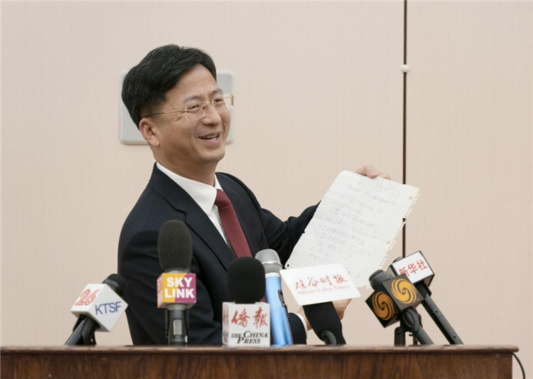 張建敏總領(lǐng)事向媒體展示領(lǐng)區(qū)小學(xué)生來信。中國駐舊金山總領(lǐng)館供圖