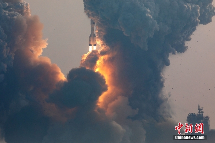 北京時間1月11日13時30分，引力一號遙一運載火箭由太原衛(wèi)星發(fā)射中心在山東海陽附近海域點火升空，將云遙一號18～20星3顆衛(wèi)星送入預定軌道，飛行試驗任務獲得圓滿成功。這是引力一號火箭首次飛行，創(chuàng)造全球最大固體運載火箭、中國運力最大民商火箭紀錄。圖/太原衛(wèi)星發(fā)射中心