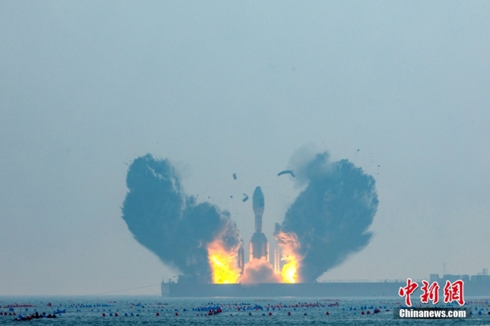 北京時間1月11日13時30分，引力一號遙一運載火箭由太原衛(wèi)星發(fā)射中心在山東海陽附近海域點火升空，將云遙一號18～20星3顆衛(wèi)星送入預定軌道，飛行試驗任務獲得圓滿成功。這是引力一號火箭首次飛行，創(chuàng)造全球最大固體運載火箭、中國運力最大民商火箭紀錄。圖/太原衛(wèi)星發(fā)射中心