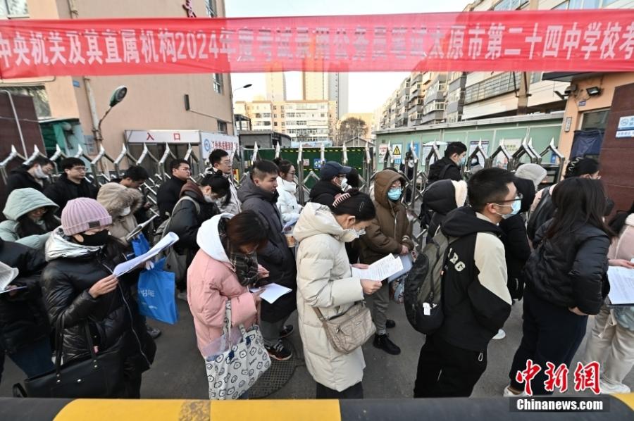 2023年11月26日，山西省太原市，考生步入考場。當(dāng)日，中央機(jī)關(guān)及其直屬機(jī)構(gòu)2024年度考試錄用公務(wù)員公共科目筆試開考。<a target='_blank' href='/'><p  align=