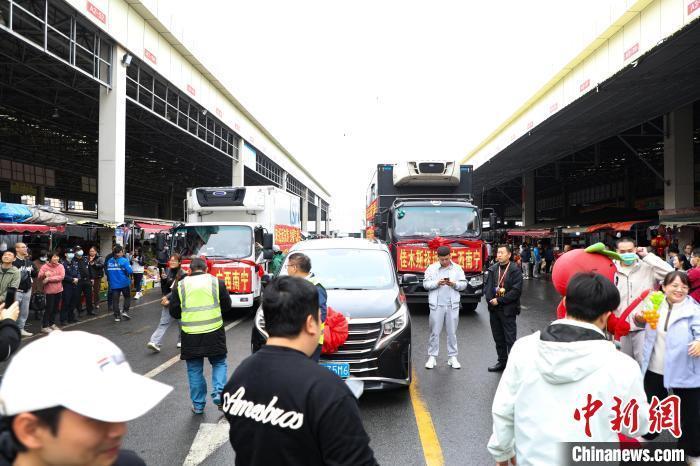 運(yùn)載蔓越莓車(chē)隊(duì)前，不少民眾正在圍觀打卡。 王偉臣 攝