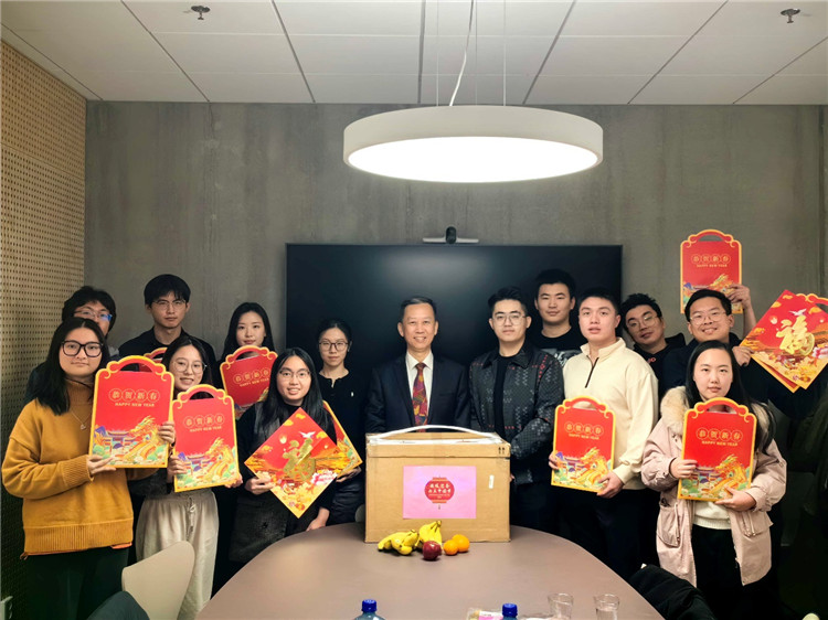 中國(guó)駐瑞典大使崔愛(ài)民看望慰問(wèn)瑞典隆德大學(xué)中國(guó)留學(xué)生。中國(guó)駐瑞典大使館供圖