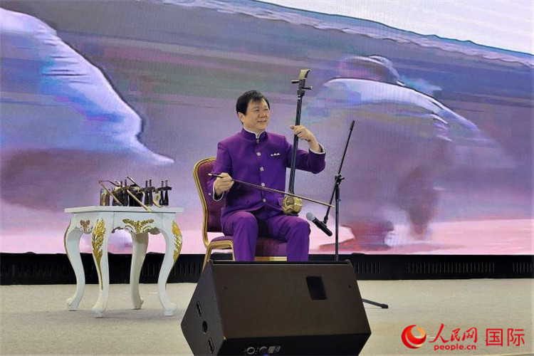 二胡演奏家、國家一級演員王之輝演奏《新春樂》。人民網(wǎng)記者 于宏建攝