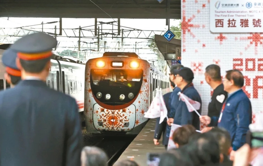 圖為彩繪列車(chē)“SIRAYA西拉雅號(hào)”。圖片來(lái)源：臺(tái)灣《聯(lián)合報(bào)》侯永全攝