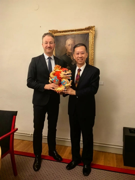 中國駐瑞典大使崔愛民（右）會見瑞典外交部外貿(mào)總司長嚴(yán)波（左）。中國駐瑞典大使館供圖