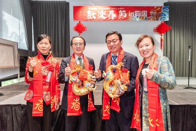 向池田知事、大西市長(zhǎng)贈(zèng)送“歡樂春節(jié)“吉祥龍。從左到右為魏有美副總領(lǐng)事、池田豊人知事、大西秀人市長(zhǎng)、馬曉琛主任。中國駐大阪旅游辦事處供圖