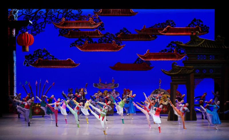 1月26日晚，中央芭蕾舞團(tuán)賀歲芭蕾舞劇《過(guò)年》作為開(kāi)幕演出，亮相阿布扎比國(guó)際藝術(shù)節(jié)，圖為劇照。中央芭蕾舞團(tuán)供圖