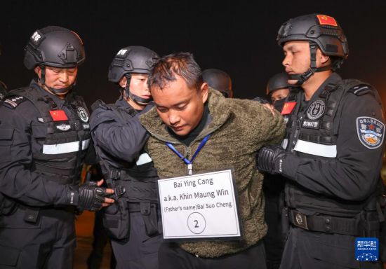 1月30日，在緬甸內(nèi)比都國際機場，緬甸警方依法向我公安機關(guān)移交緬北重大犯罪嫌疑人白應(yīng)蒼。新華社記者 殷剛 攝