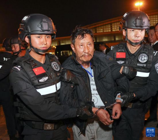 1月30日，在緬甸內(nèi)比都國際機場，緬甸警方依法向我公安機關(guān)移交緬北重大犯罪嫌疑人魏懷仁。新華社記者 殷剛 攝