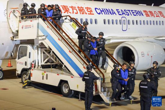 1月30日，在云南昆明長水機場，白所成、白應(yīng)蒼、魏懷仁、劉正祥、劉正茂、徐老發(fā)等10名緬北重大犯罪嫌疑人被我公安機關(guān)成功押解回國。新華社記者 殷剛 攝