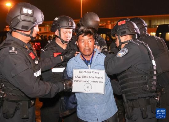 1月30日，在緬甸內(nèi)比都國際機場，緬甸警方依法向我公安機關(guān)移交緬北重大犯罪嫌疑人劉正祥。新華社記者 殷剛 攝