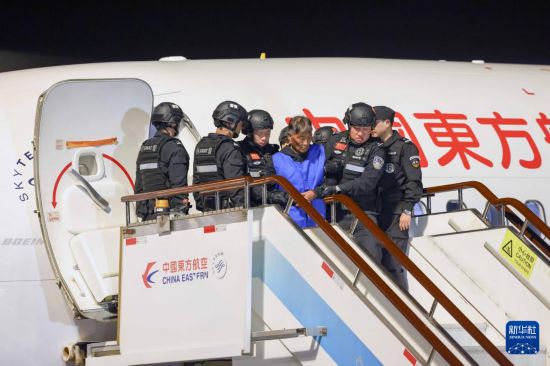 1月30日，在云南昆明長水機場，緬北重大犯罪嫌疑人白所成被我公安機關(guān)成功押解回國。新華社記者 殷剛 攝