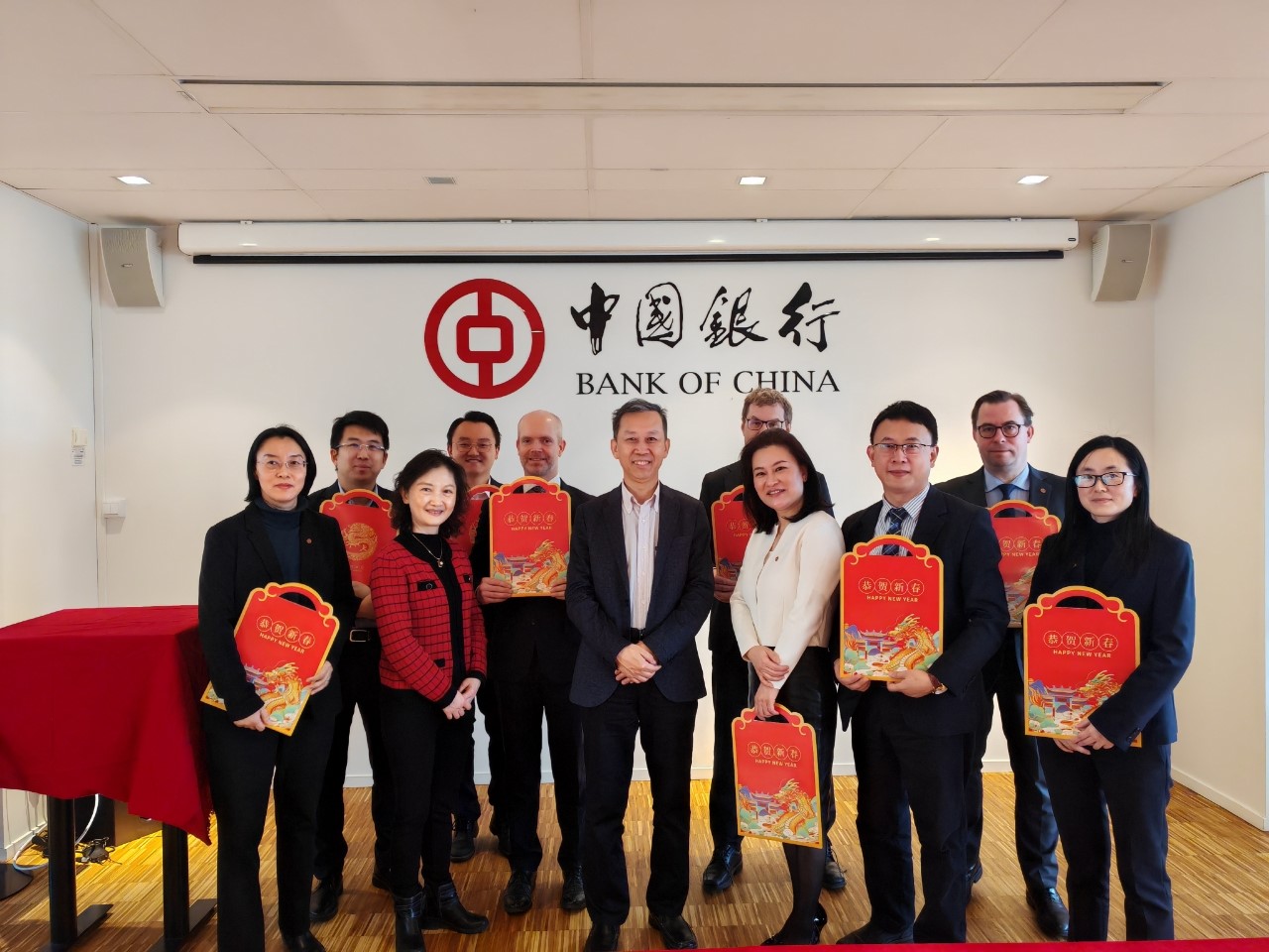 中國駐瑞典大使崔愛民（左六）與中國銀行（歐洲）有限公司斯德哥爾摩分行中外員工合影。中國駐瑞典大使館供圖