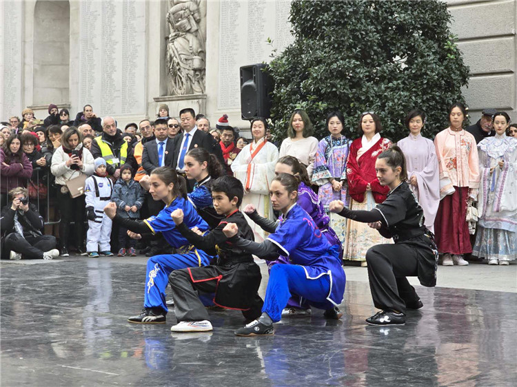 當(dāng)?shù)匚湫g(shù)學(xué)院進(jìn)行武術(shù)表演。張錫琪攝