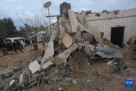 2月5日，在加沙地帶南部城市拉法，人們查看以軍空襲后的建筑廢墟。新華社發(fā)（哈立德·奧馬爾攝）