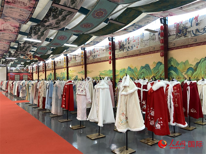 1月24日，在山東省菏澤市曹縣大集鎮(zhèn)穿越大唐漢服云倉直播基地展廳里擺放的漢服。 人民網(wǎng) 周琳佳攝