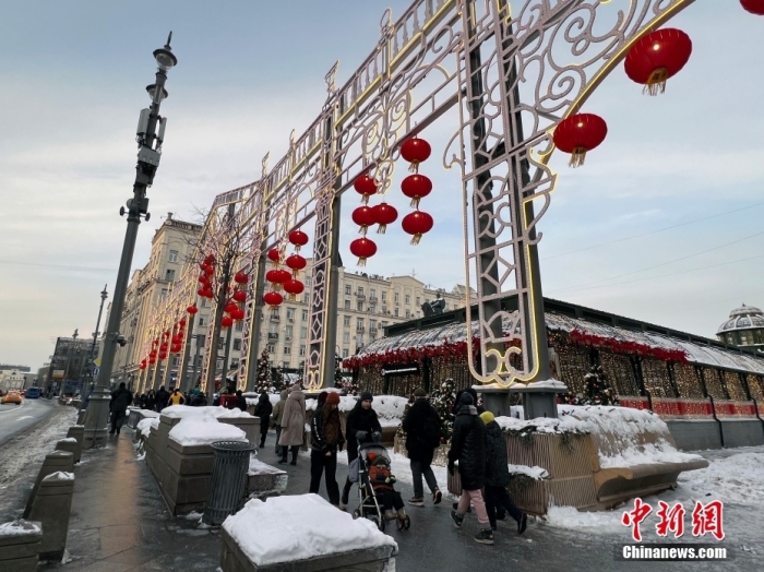 當(dāng)?shù)貢r間2月9日，中國農(nóng)歷新年慶?；顒訂觾x式在莫斯科市中心的卡梅爾格爾斯基巷舉行。圖為特維爾大街裝飾的中國大紅燈籠。<a target='_blank' href='/'><p  align=