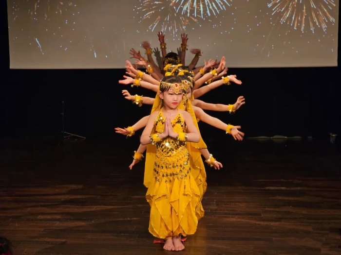 舞蹈《千手觀音》。中國(guó)駐瑞典大使館供圖。