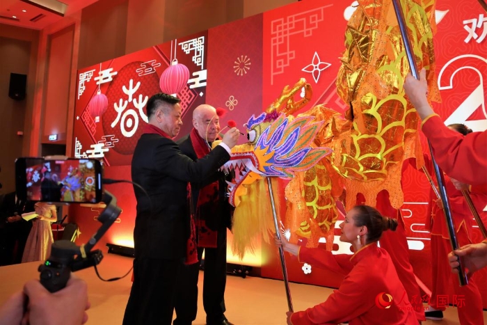 張漢暉（左）、施威特科（右）共同為彩龍點(diǎn)睛。于子恒攝