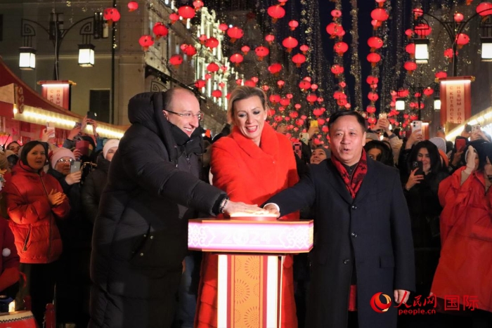 張漢暉、扎哈羅娃、科茲洛夫（從右至左）共同按下活動(dòng)啟動(dòng)按鈕。于子恒攝