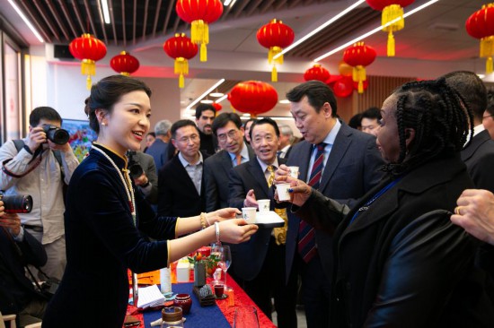 2月2日，人們在位于意大利羅馬的聯(lián)合國糧農(nóng)組織總部體驗中國茶藝。新華社記者李京攝