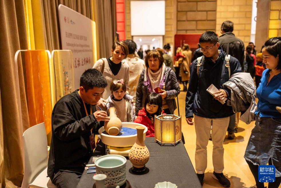 2月11日，參觀者在美國費(fèi)城藝術(shù)博物館舉行的龍年迎新春活動上觀看瓷器制作。新華社發(fā)（周煥新攝）