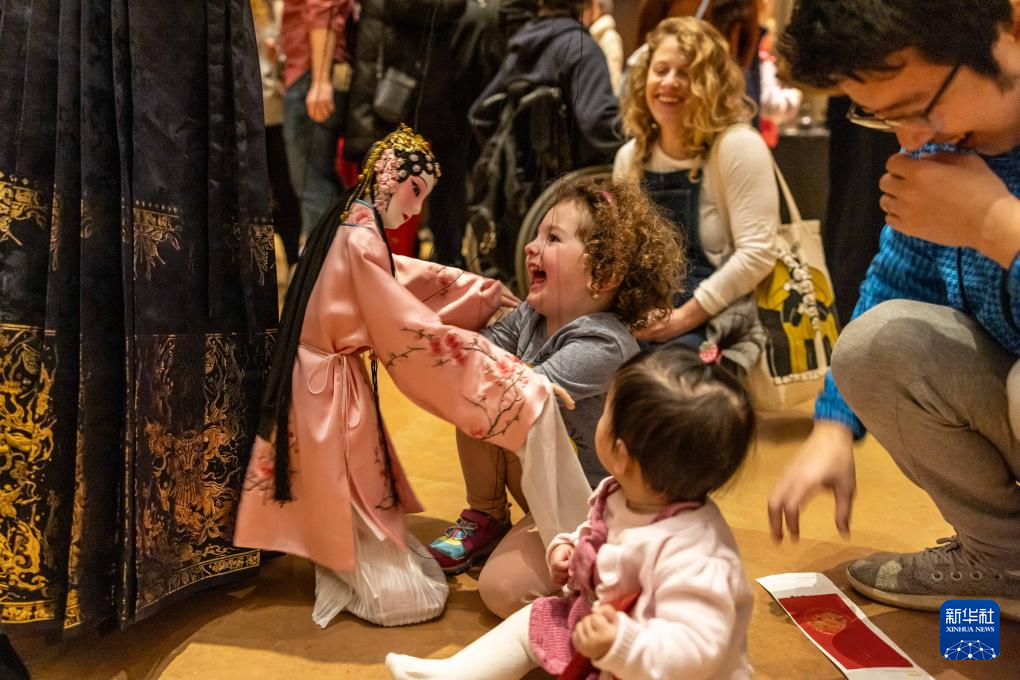 2月11日，孩子們在美國費(fèi)城藝術(shù)博物館舉行的龍年迎新春活動上體驗(yàn)?zāi)九紤?。新華社發(fā)（周煥新攝）