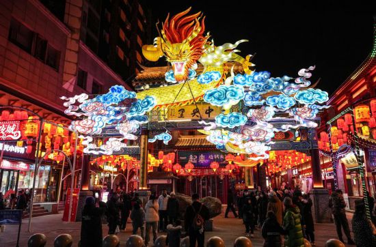 2月11日，游客在沈陽中街游覽。春節(jié)期間，各地燈火璀璨、火樹銀花，呈現(xiàn)出一幕幕流光溢彩的視覺盛宴。（新華社記者潘昱龍攝）
