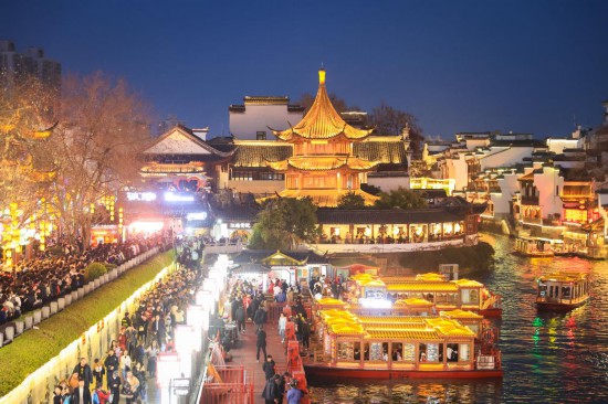 2月14日，游客在南京夫子廟景區(qū)賞燈游玩。（新華社發(fā)，蘇陽攝）
